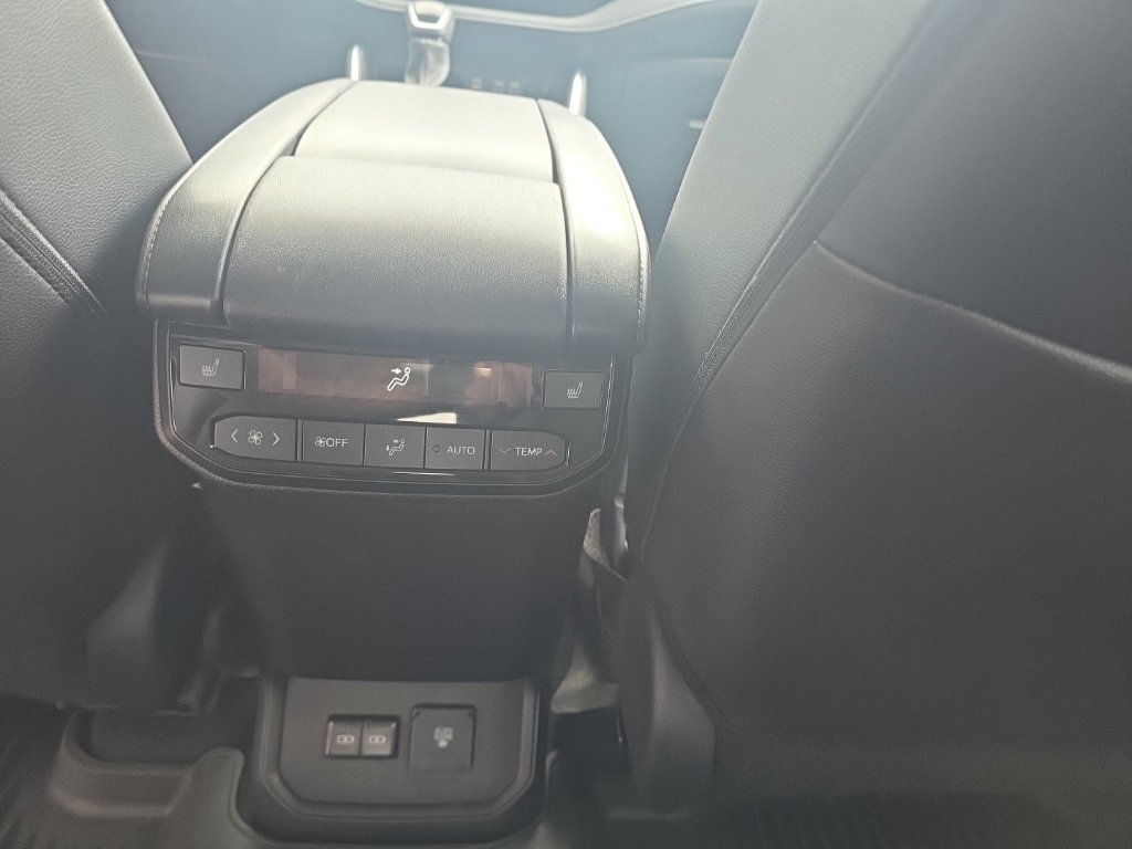 Used 2026 Toyota Highlander Platinum AWD/4WD image 13