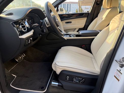 Used 2023 Bentley Bentayga Extended Wheelbase image 13