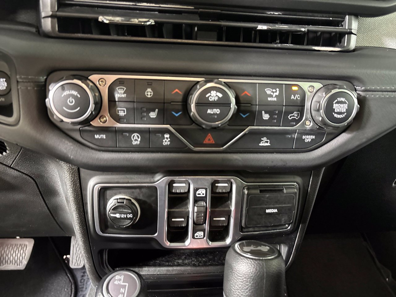 Used 2026 Jeep Wrangler Unlimited Sahara AWD/4WD image 19