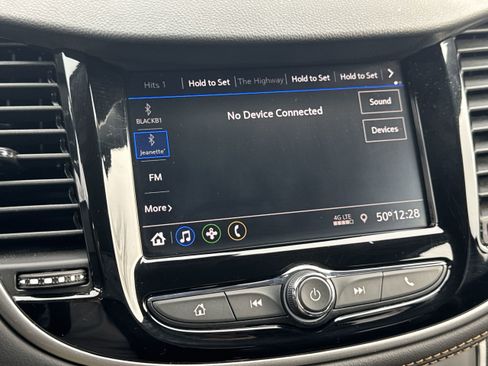 Used 2022 Chevrolet Trax LT w/ LT Convenience Package image 13