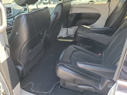Used 2024 Chrysler Pacifica Touring-L FWD image 9
