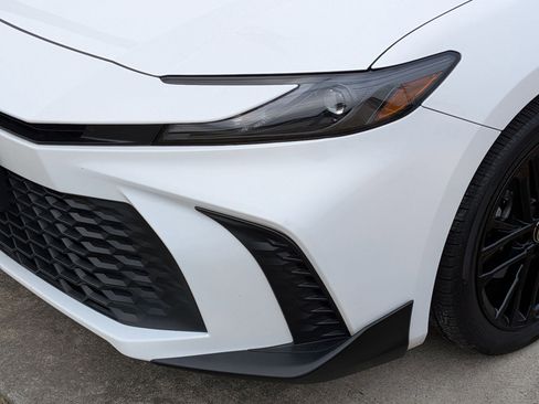 Used 2025 Toyota Camry SE w/ Convenience Package image 9