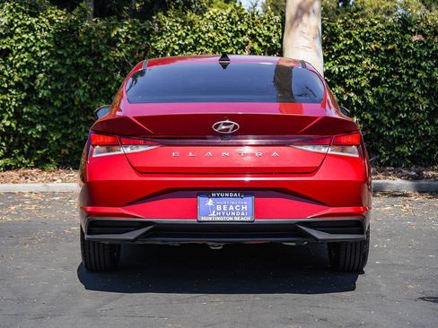 Used 2022 Hyundai Elantra SEL w/ Convenience Package FWD image 5