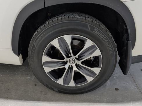 Used 2021 Toyota Highlander XLE image 41