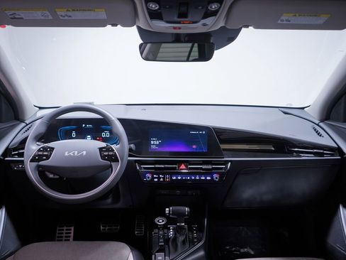 Used 2025 Kia Niro SX Touring image 10