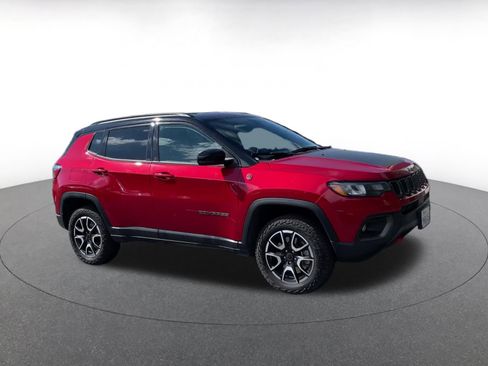 Used 2025 Jeep Compass Trailhawk image 2
