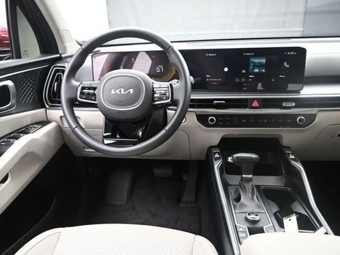 Used 2025 Kia Sorento S FWD image 9