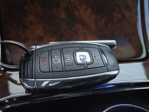 Used 2019 Lincoln Continental Select image 42