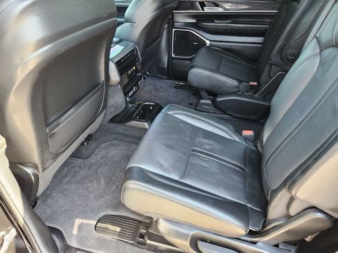 Used 2022 Jeep Wagoneer Series III w/ Premium Group I AWD/4WD image 28