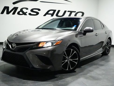 Used 2018 Toyota Camry SE image 2