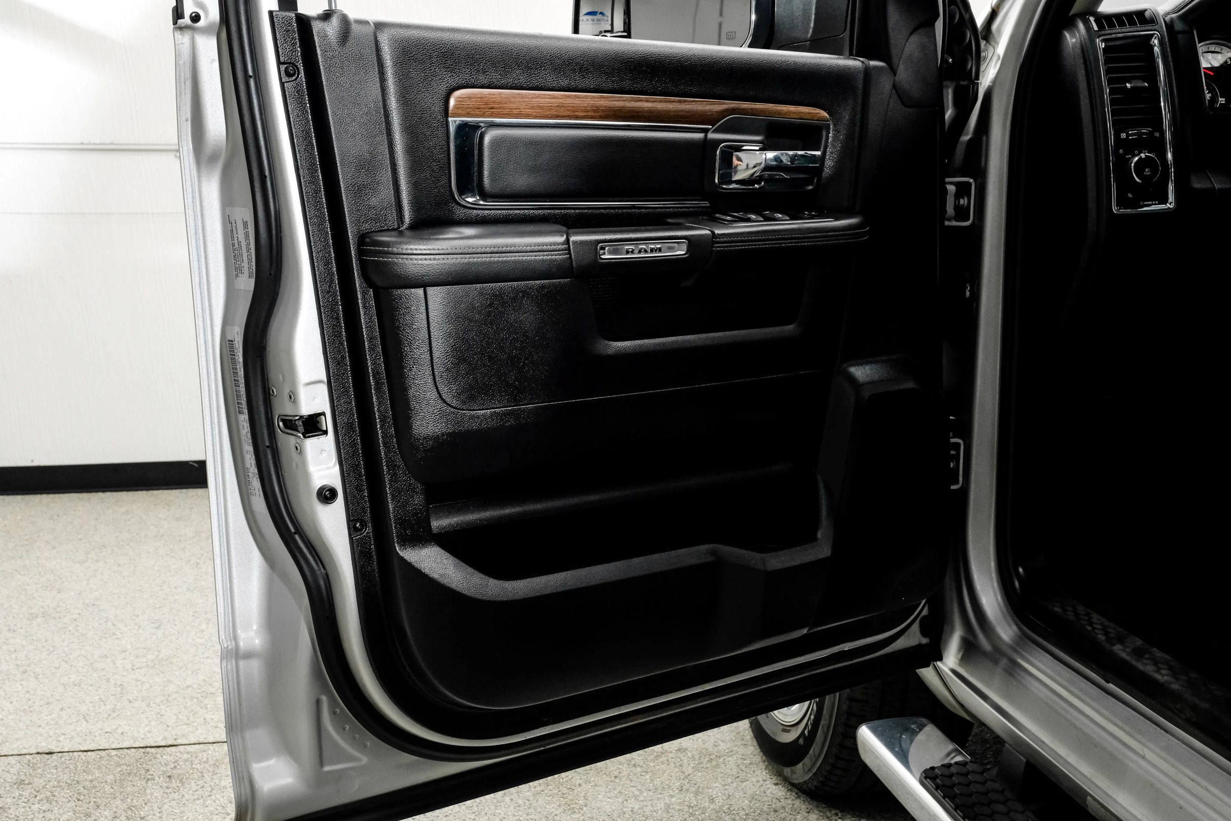 Used 2015 RAM 1500 Laramie w/ Convenience Group AWD/4WD image 56