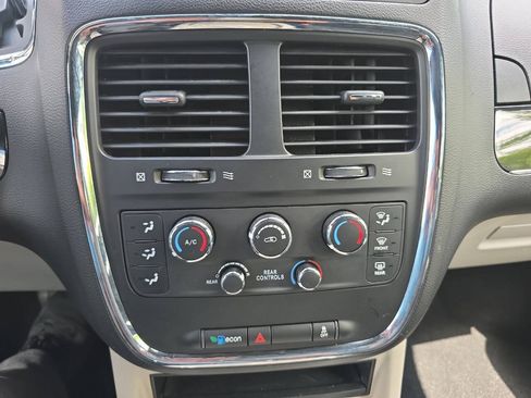 Used 2018 Dodge Grand Caravan SXT FWD image 17