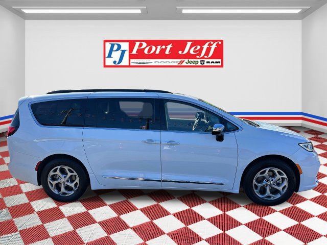 Used 2023 Chrysler Pacifica Limited FWD image 3