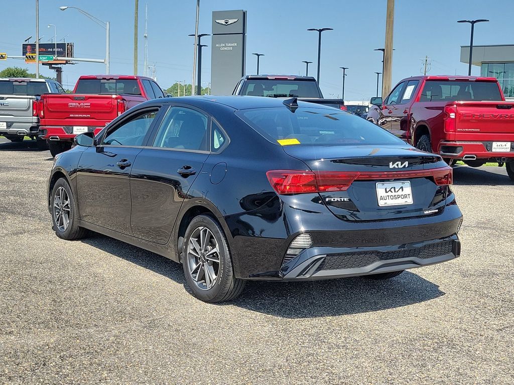 Used 2023 Kia Forte LXS w/ LXS Technology Package FWD image 3