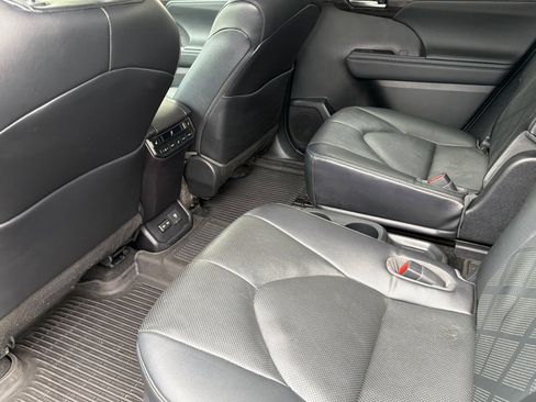 Used 2023 Toyota Highlander Platinum AWD/4WD image 11