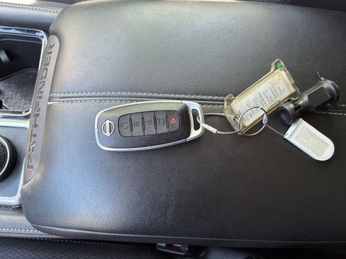 Used 2025 Nissan Pathfinder SV image 21