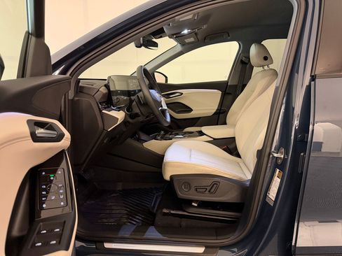Used 2025 Audi Q6 e-tron Premium w/ Convenience Package RWD image 5