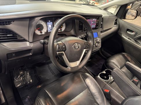 Used 2019 Toyota Sienna SE image 16