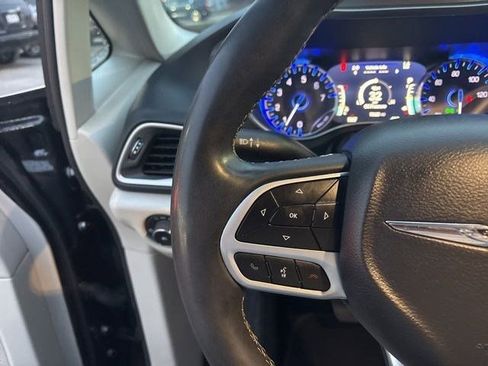 Used 2023 Chrysler Pacifica Touring-L image 17