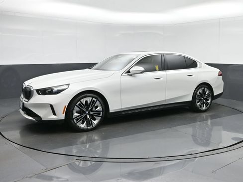 Used 2026 BMW 530i RWD image 3