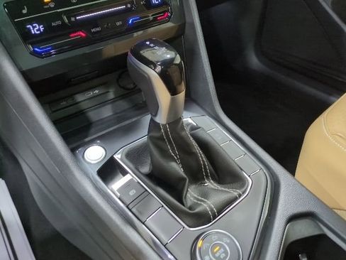 Used 2024 Volkswagen Tiguan SE w/ Panoramic Sunroof Package image 12