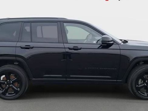 Used 2023 Jeep Grand Cherokee L Laredo image 3