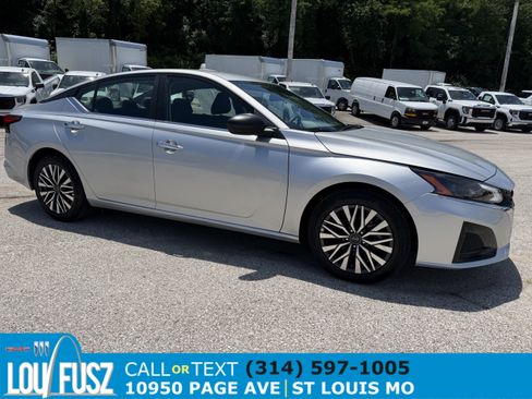 Used 2025 Nissan Altima 2.5 SV FWD image 1