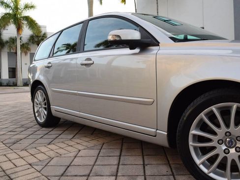 Used 2011 Volvo V50 T5 image 16