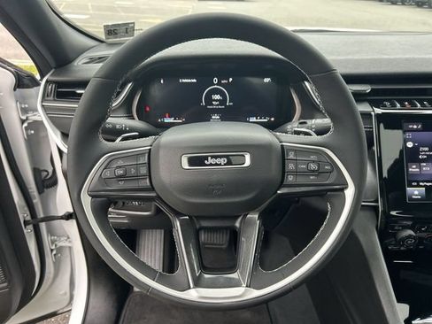 Used 2023 Jeep Grand Cherokee Altitude AWD/4WD image 18