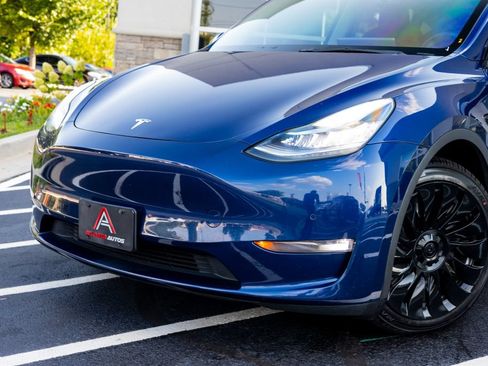 Used 2022 Tesla Model Y Long Range AWD/4WD image 3