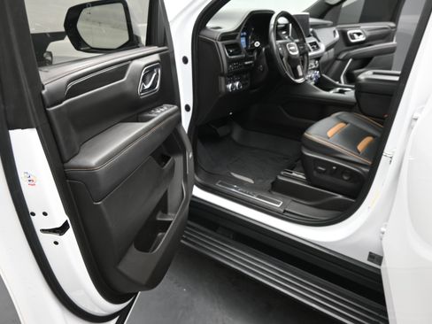 Used 2021 GMC Yukon XL AT4 w/ AT4 Premium Plus Package AWD/4WD image 16