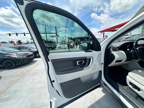 Used 2019 Land Rover Discovery Sport SE AWD/4WD image 6