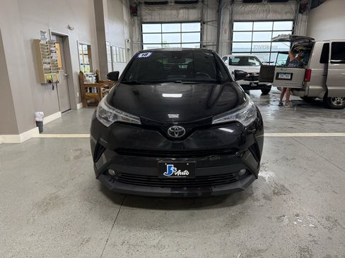 Used 2018 Toyota C-HR XLE FWD image 3