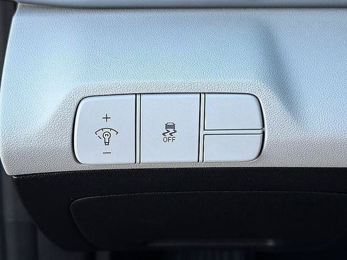 Certified 2025 Hyundai Elantra Limited FWD image 22