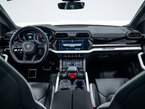 Used 2025 Lamborghini Urus SE image 11