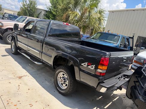 Used 2004 GMC Sierra 2500 SLT w/ Heavy-Duty Power Package AWD/4WD image 4