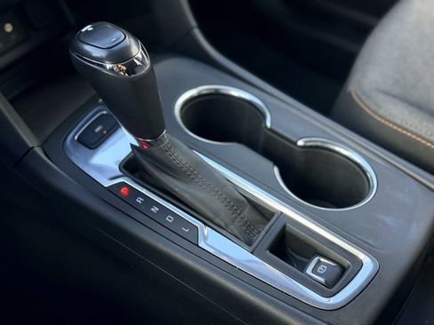 Used 2019 Chevrolet Equinox LT w/ Driver Convenience Package image 17