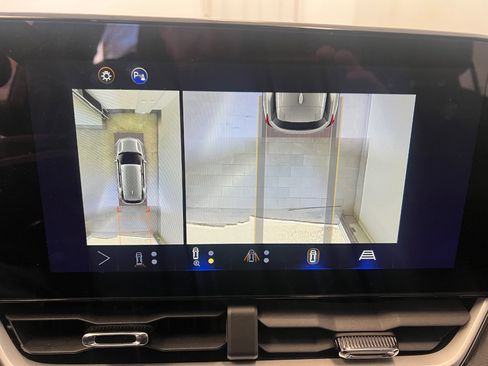 Used 2025 Chevrolet Equinox LT w/ Convenience Package II image 49