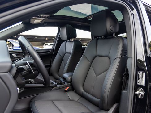 Certified 2025 Porsche Macan image 5