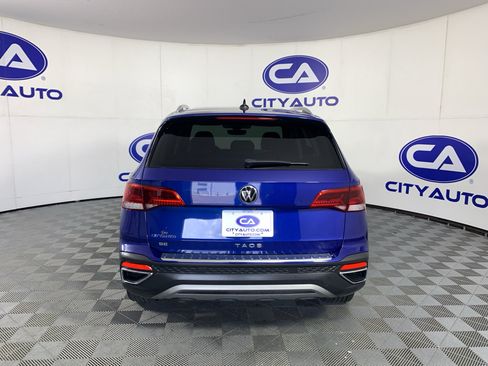 Used 2023 Volkswagen Taos SE w/ Panoramic Sunroof Package FWD image 4