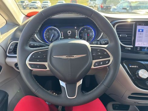 Certified 2024 Chrysler Pacifica Touring-L image 11