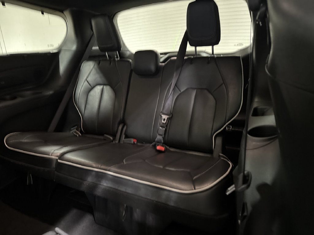 Used 2025 Chrysler Pacifica Limited FWD image 24
