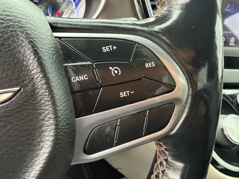 Used 2019 Chrysler Pacifica Touring-L image 22