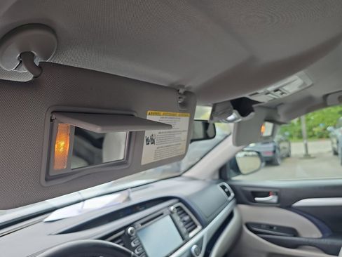 Used 2015 Toyota Highlander XLE AWD/4WD image 14