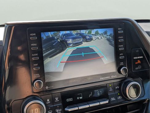 Used 2021 Toyota Highlander LE image 17