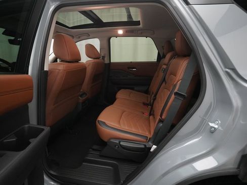 Certified 2025 Nissan Pathfinder Platinum w/ Cargo Package AWD/4WD image 16