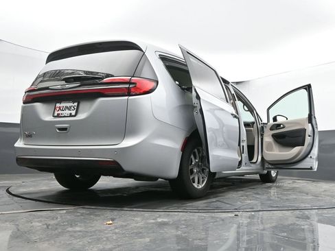 Used 2024 Chrysler Pacifica Touring-L FWD image 74