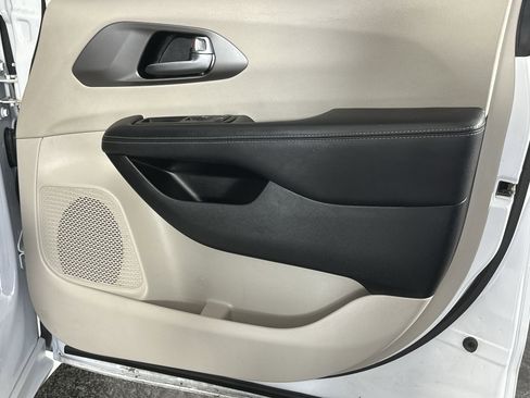 Used 2022 Chrysler Pacifica Touring-L image 34