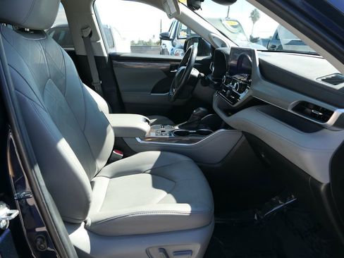 Used 2023 Toyota Highlander Platinum image 25
