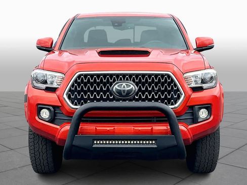 Used 2018 Toyota Tacoma TRD Sport image 3